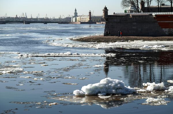 مع استمرار ذوبان الجليد في مياه نهر "نيفا" المحيط بقلعة بطرس وبولس، يظهر جمال العمارة التاريخية للقلعة، التي تقف شامخة على ضفاف النهر. - سبوتنيك عربي