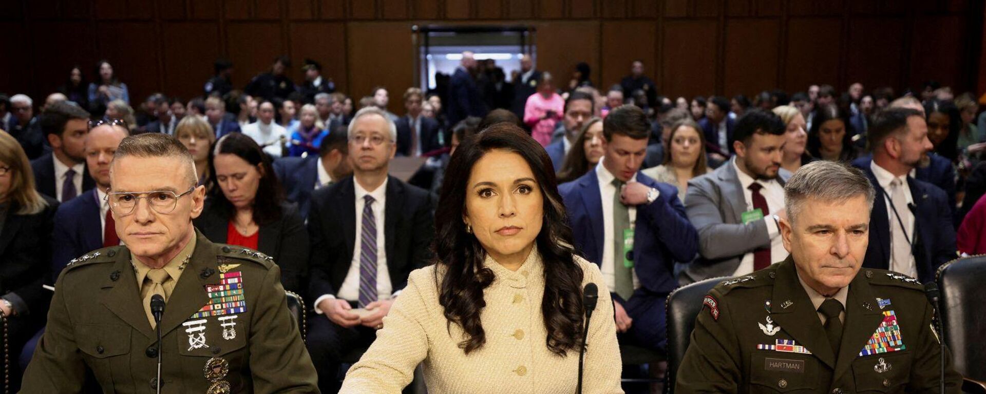 أدلى كل من مدير وكالة الاستخبارات الدفاعية الفريق جيمس آدامز، ومديرة الاستخبارات الوطنية تولسي غابارد، والقائم بأعمال مدير وكالة الأمن القومي الفريق ويليام هارتمان بشهادتهم أمام جلسة استماع للجنة الاستخبارات بمجلس الشيوخ في مبنى الكابيتول في واشنطن العاصمة، الولايات المتحدة الأمريكية، 18 مارس/ آذار 2026 - سبوتنيك عربي, 1920, 18.03.2026