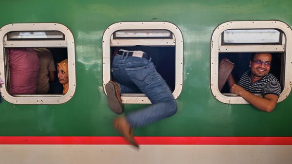 Пассажиры спешат сесть на поезд, чтобы вернуться домой для празднования Ид аль-Фитр, Дакка, Бангладеш - سبوتنيك عربي