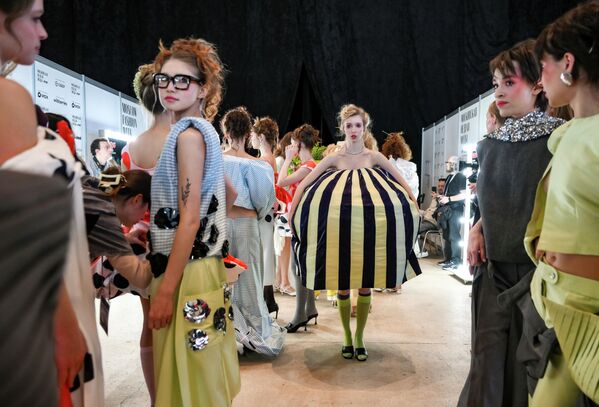 خلال استعداد عارضات الأزياء في كواليس أسبوع الموضة السادس في موسكو. - سبوتنيك عربي