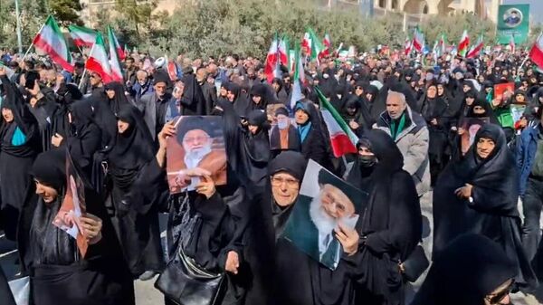 سكان طهران خلال مسيرة في شارع إنجلاب (شارع الثورة). يحمل المشاركون في المسيرة ملصقات تحمل صورة المرشد الأعلى الإيراني علي خامنئي، الذي قتل خلال الضربات التي شنتها الولايات المتحدة وإسرائيل - سبوتنيك عربي