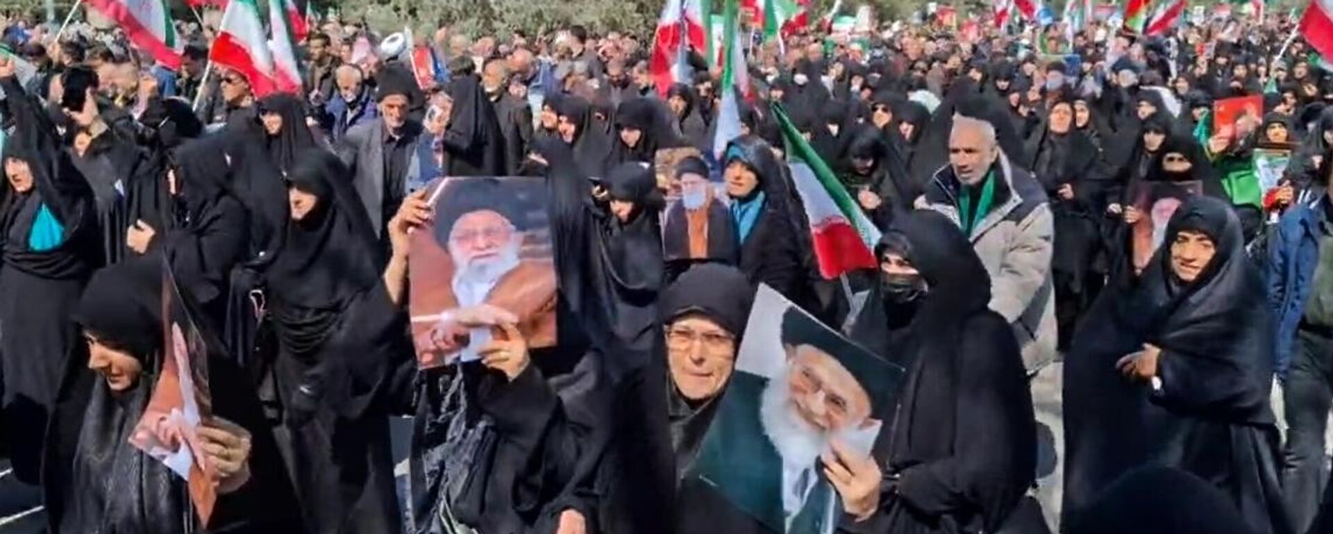 سكان طهران خلال مسيرة في شارع إنجلاب (شارع الثورة). يحمل المشاركون في المسيرة ملصقات تحمل صورة المرشد الأعلى الإيراني علي خامنئي، الذي قتل خلال الضربات التي شنتها الولايات المتحدة وإسرائيل - سبوتنيك عربي, 1920, 17.04.2026