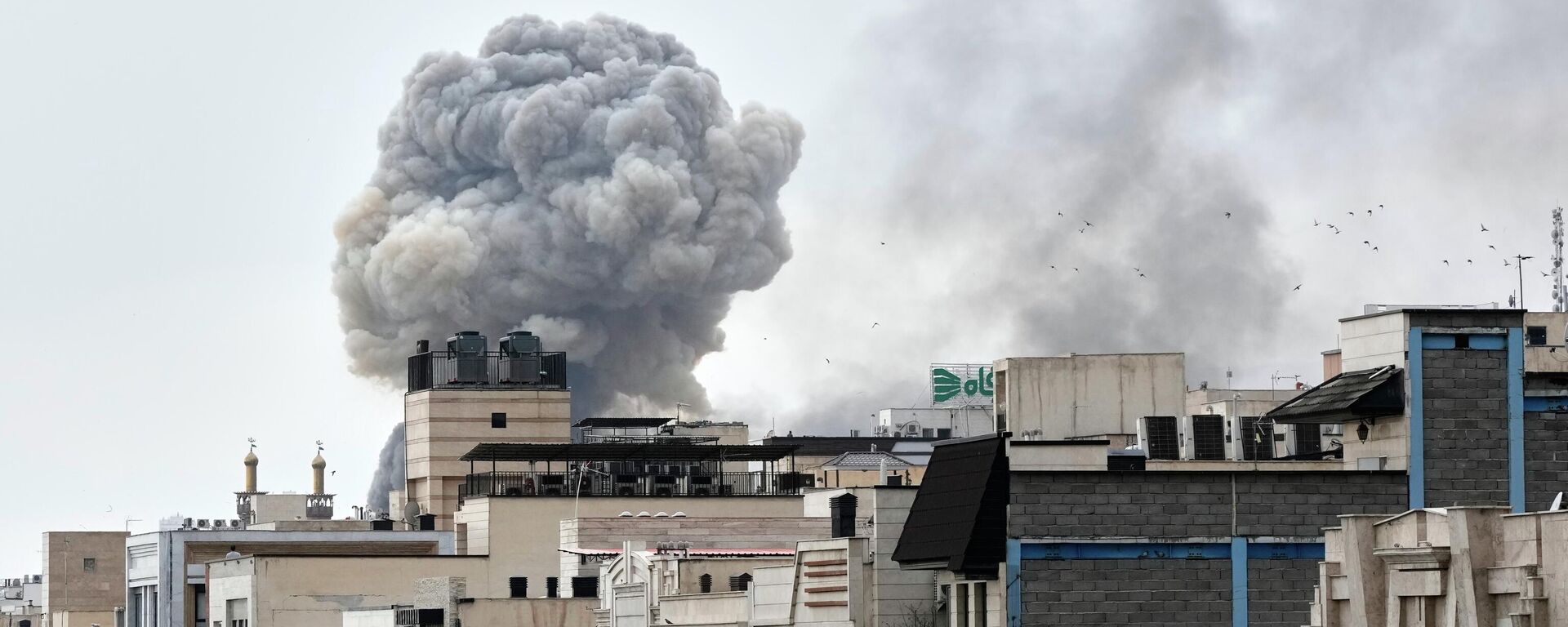 صورة تظهر تصاعد سحابة من الدخان عقب غارة جوية في طهران، إيران، يوم الاثنين 2 مارس 2026. - سبوتنيك عربي, 1920, 26.03.2026