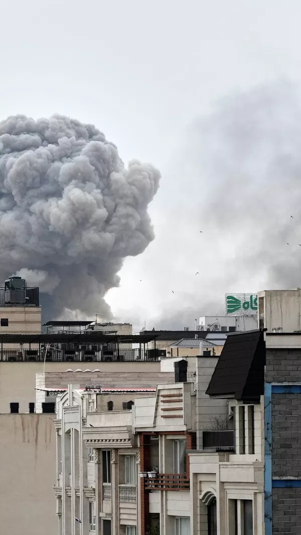 صورة تظهر تصاعد سحابة من الدخان عقب غارة جوية في طهران، إيران، يوم الاثنين 2 مارس/ آذار 2026 صورة تظهر تصاعد سحابة من الدخان عقب غارة جوية في طهران، إيران، يوم الاثنين 2 مارس/ آذار 2026 - سبوتنيك عربي