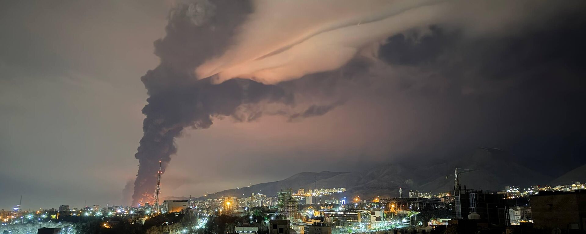 انفجار في منشأة لمستودع للنفط في شهران غرب طهران، إيران. - سبوتنيك عربي, 1920, 21.03.2026