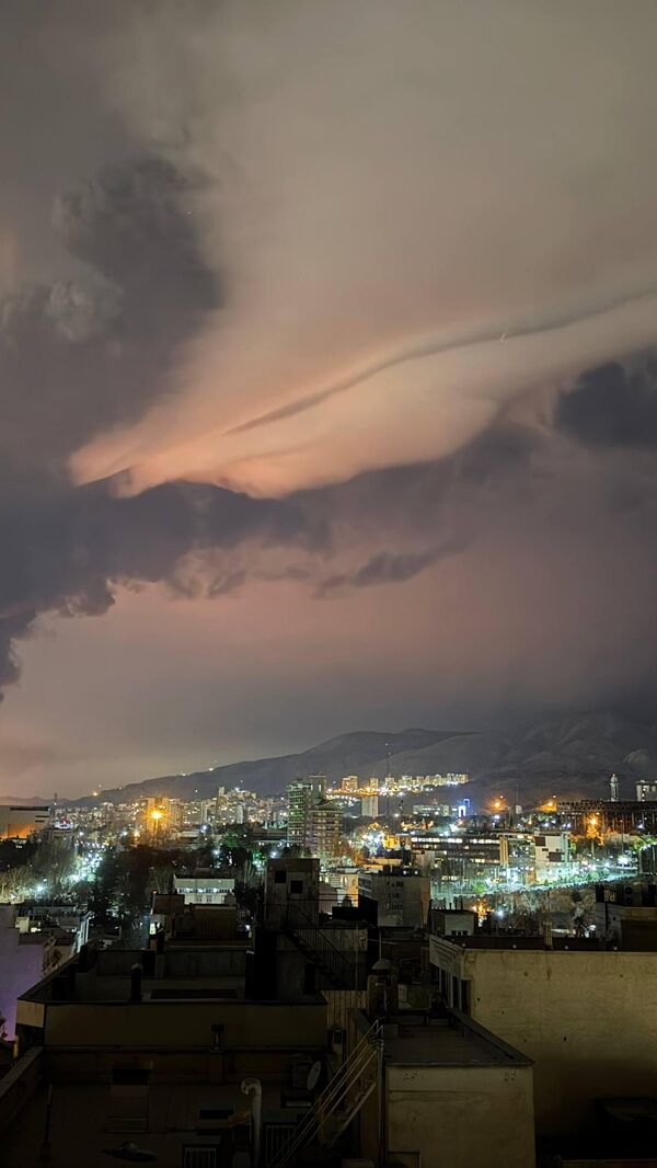 انفجار في منشأة لتخزين النفط في شهران غرب طهران، إيران انفجار في منشأة لتخزين النفط في شهران غرب طهران، إيران - سبوتنيك عربي