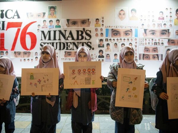 فتيات من مدرسة "شجرة طيبة" في مدينة ميناب الإيرانية، التي تعرضت لهجوم أمريكي إسرائيلي فتيات من مدرسة "شجرة طيبة" في مدينة ميناب الإيرانية، التي تعرضت لهجوم أمريكي إسرائيلي - سبوتنيك عربي