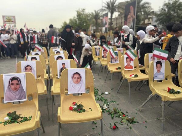 صورة من مدرسة ميناب، يظهر في الصورة صور الفتيات اللواتي قضين نتيجة الهجوم الأمريكي الإسرائيلي على المدرسة صورة من مدرسة ميناب، يظهر في الصورة صور الفتيات اللواتي قضين نتيجة الهجوم الأمريكي الإسرائيلي على المدرسة - سبوتنيك عربي