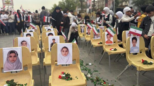 صورة من مدرسة ميناب، يظهر في الصورة صور الفتيات اللواتي قضين نتيجة الهجوم الأمريكي الإسرائيلي على المدرسة. - سبوتنيك عربي