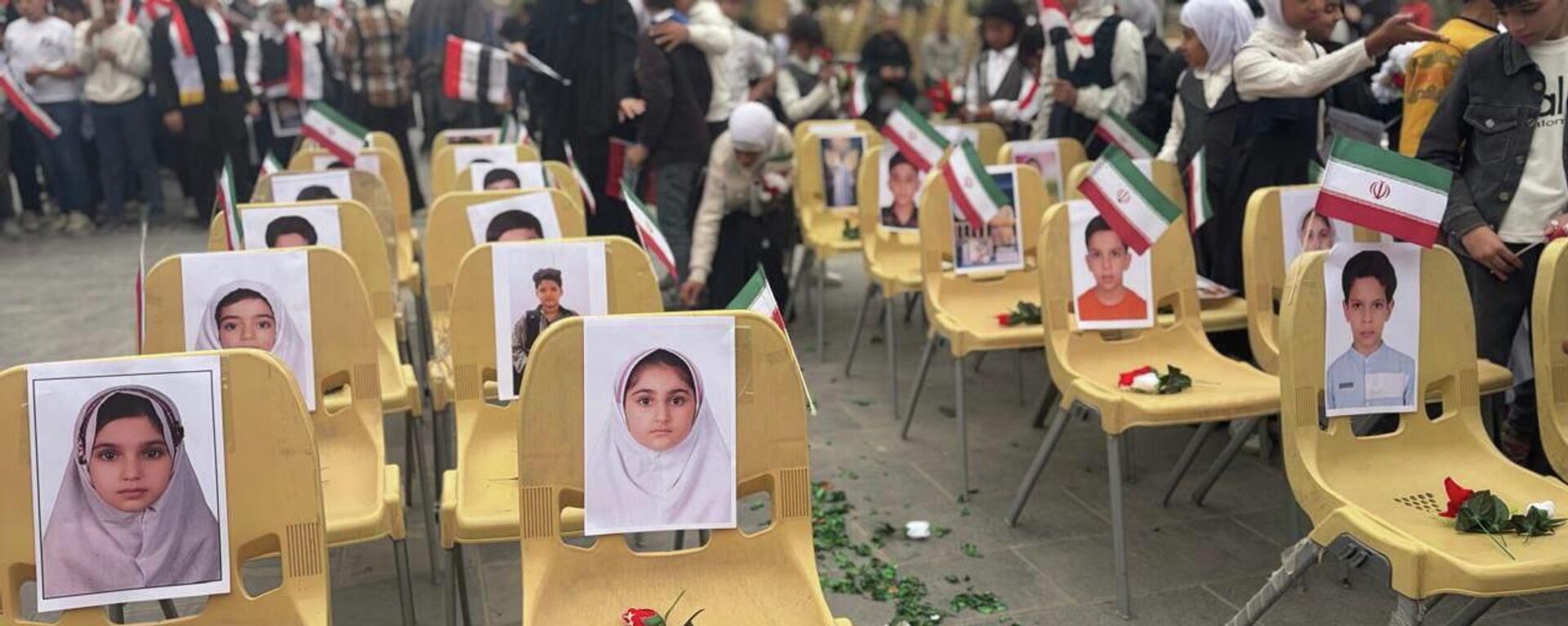 صورة من مدرسة ميناب، يظهر في الصورة صور الفتيات اللواتي قضين نتيجة الهجوم الأمريكي الإسرائيلي على المدرسة. - سبوتنيك عربي, 1920, 28.03.2026