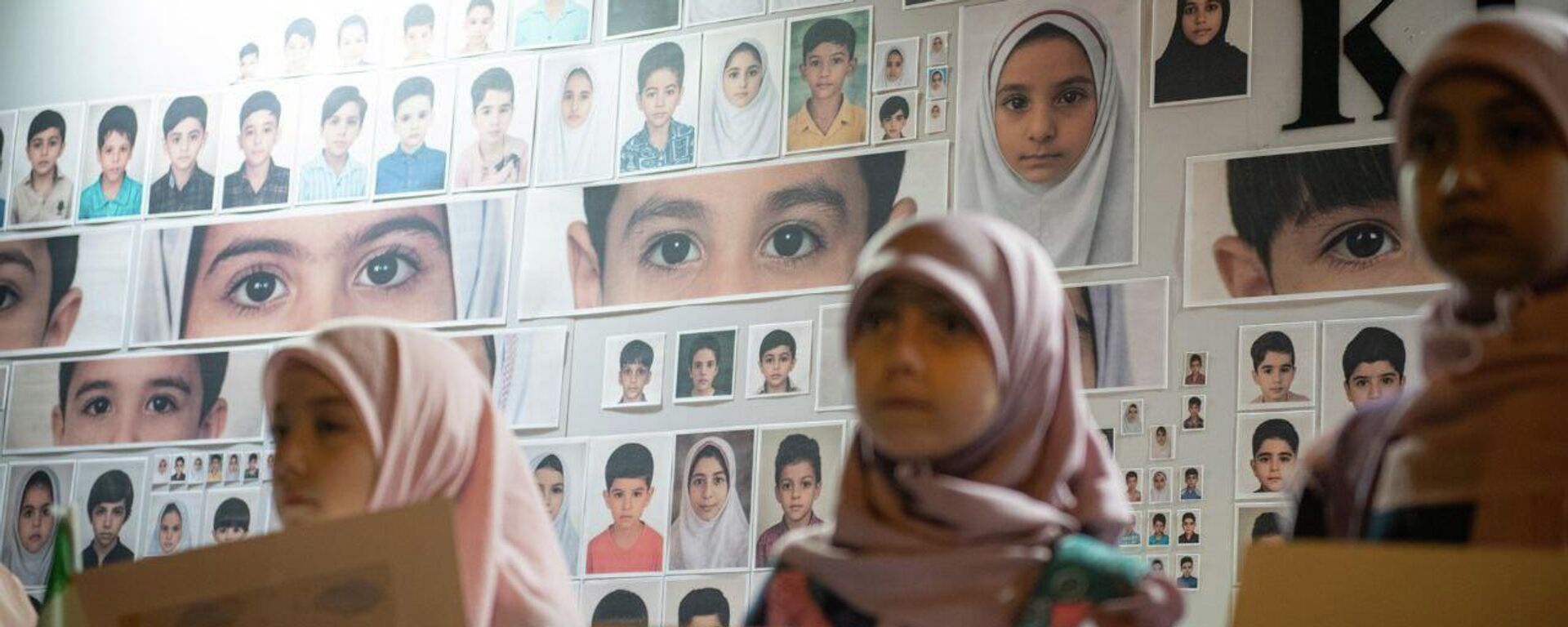 صورة أخرى للتلميذات من داخل حرم مدرسة ميناب. - سبوتنيك عربي, 1920, 01.04.2026