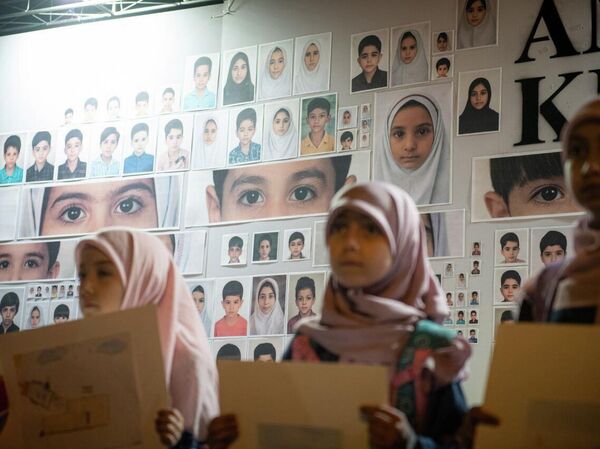 صورة أخرى للتلميذات من داخل حرم مدرسة "شجرة طيبة" في ميناب الإيرانية صورة أخرى للتلميذات من داخل حرم مدرسة "شجرة طيبة" في ميناب الإيرانية - سبوتنيك عربي