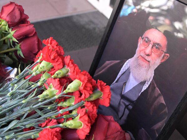 وضع الزهور أمام القنصلية العامة الإيرانية في كازان، جمهورية تتارستان، روسيا وضع الزهور أمام القنصلية العامة الإيرانية في كازان، جمهورية تتارستان، روسيا - سبوتنيك عربي