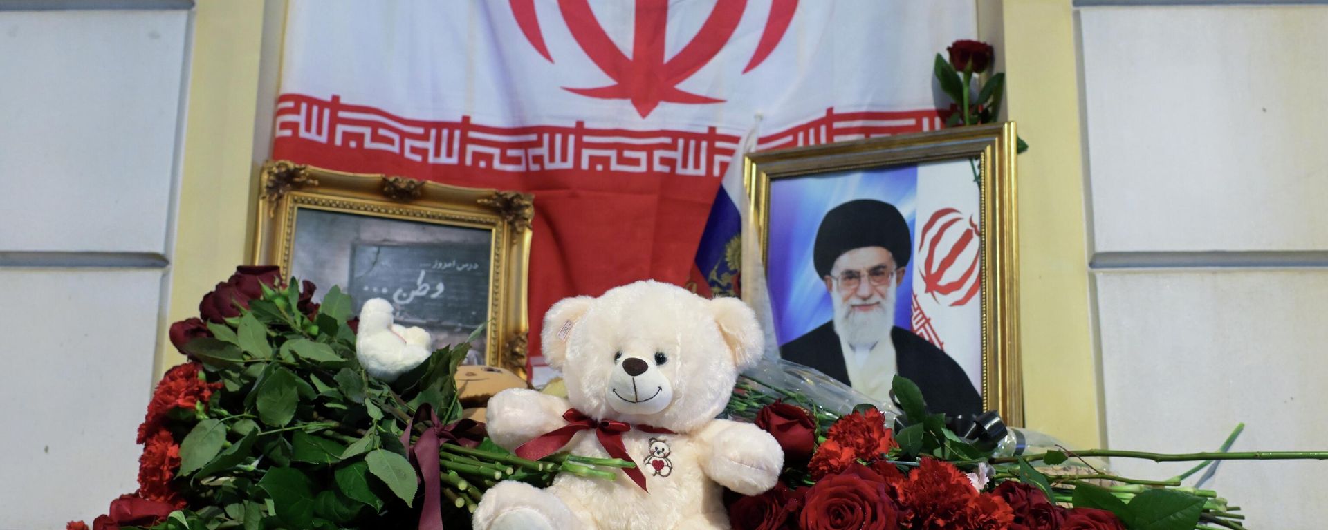 من أمام السفارة الإيرانية في موسكو، عقب وفاة المرشد الأعلى للبلاد، آية الله علي خامنئي. - سبوتنيك عربي, 1920, 10.07.2026
