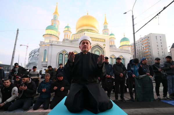 جانب من صلاة عيد الفطر أمام مسجد موسكو الجامع في العاصمة الروسية - سبوتنيك عربي