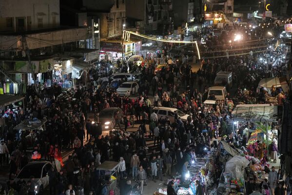 فلسطينيون يتسوقون في سوق بمدينة غزة عشية عيد الفطر - سبوتنيك عربي