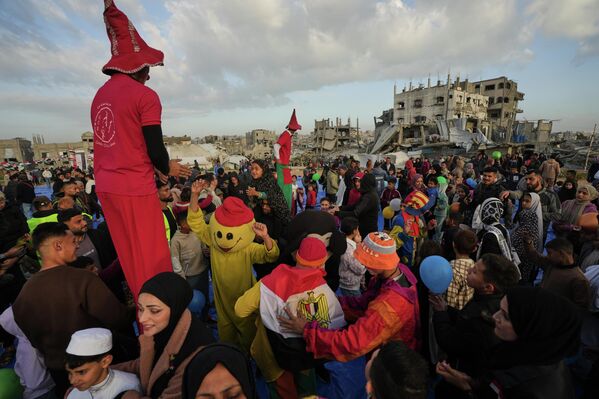 الفلسطينيون يحتفلون بعيد الفطر بين أنقاض المباني المدمرة في جباليا، شمالي قطاع غزة - سبوتنيك عربي