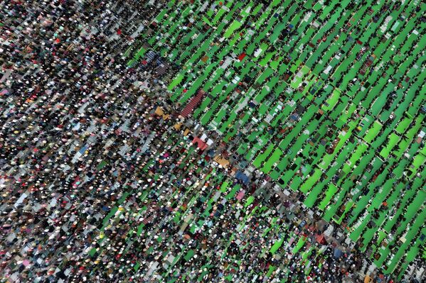 المسلمون الألبان يؤدون صلاة عيد الفطر في تيرانا، ألبانيا - سبوتنيك عربي