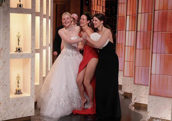 شهدت كواليس حفل جوائز الأوسكار في نسخته الـ98 في هوليوود في الولايات المتحدة الأمريكية  أجواء حيوية ومميزة، حيث تفاعلت كل من الممثلات إيل فانينغ، وريناته رينسفي، وإنغا إيبسدوتير ليلياس، خلال وجودهن خلف المسرح. - سبوتنيك عربي