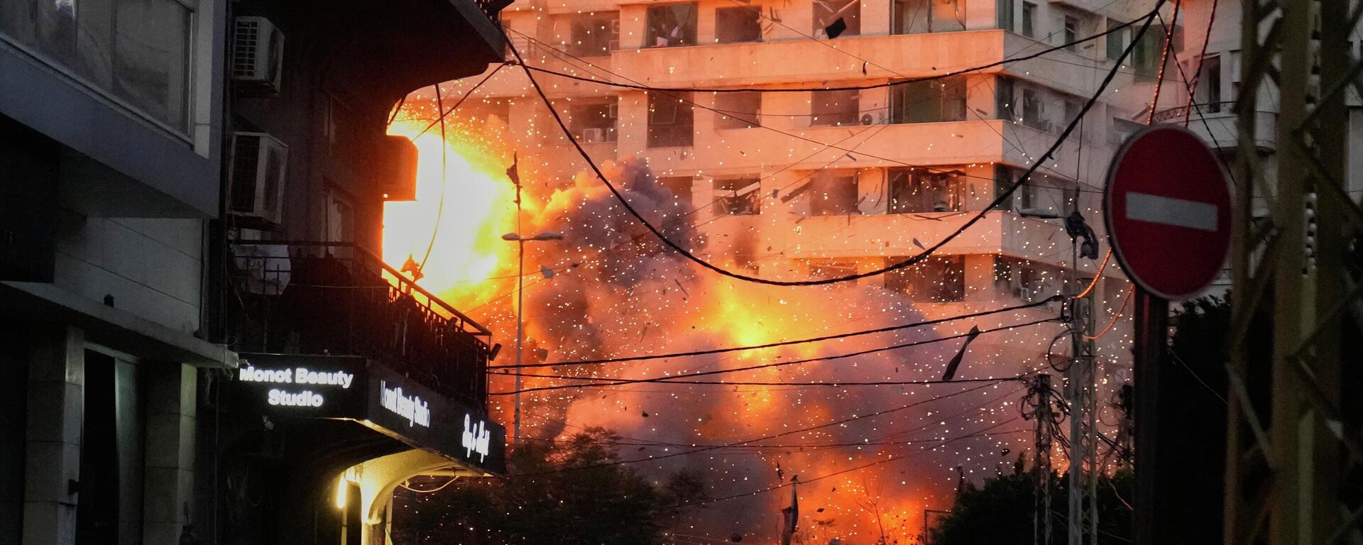 انفجار يندلع من مبنى عقب غارة إسرائيلية على وسط بيروت في لبنان. - سبوتنيك عربي, 1920, 24.03.2026