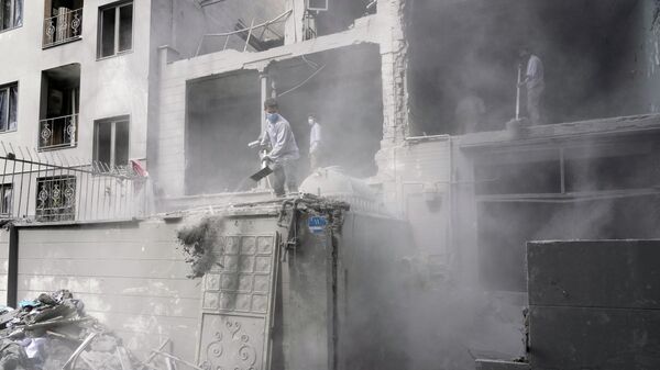 Добровольцы расчищают завалы в жилом здании, поврежденном в результате американо-израильского удара в Тегеране, Иран - سبوتنيك عربي