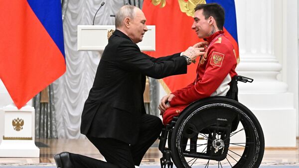 Президент РФ Владимир Путин на церемонии вручения государственных наград российским победителям и призерам XIV зимних Паралимпийских игр в Италии, Россия  - سبوتنيك عربي