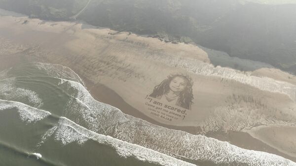 لقطة جوية تظهر رسما رمليا ضخما للطفلة الفلسطينية هند رجب، البالغة من العمر خمس سنوات، والتي قتلت في غزة عام 2024، وأصبحت محور الفيلم المرشح لجائزة أوسكار "صوت هند رجب"، وذلك على أحد الشواطئ قرب سكاربورو في شمال يوركشاير في بريطانيا. - سبوتنيك عربي