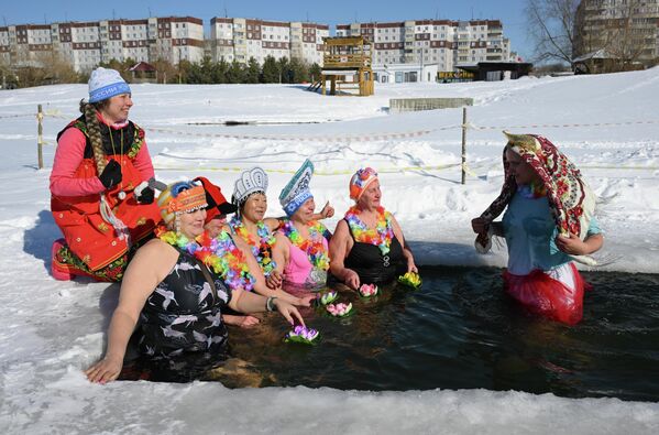 يشارك أعضاء نادي السباحة الشتوية (التأقلم مع البرد) في احتفالات استقبال فصل الربيع، وذلك على بحيرة يوغا في مدينة نوفوسيبيرسك. - سبوتنيك عربي