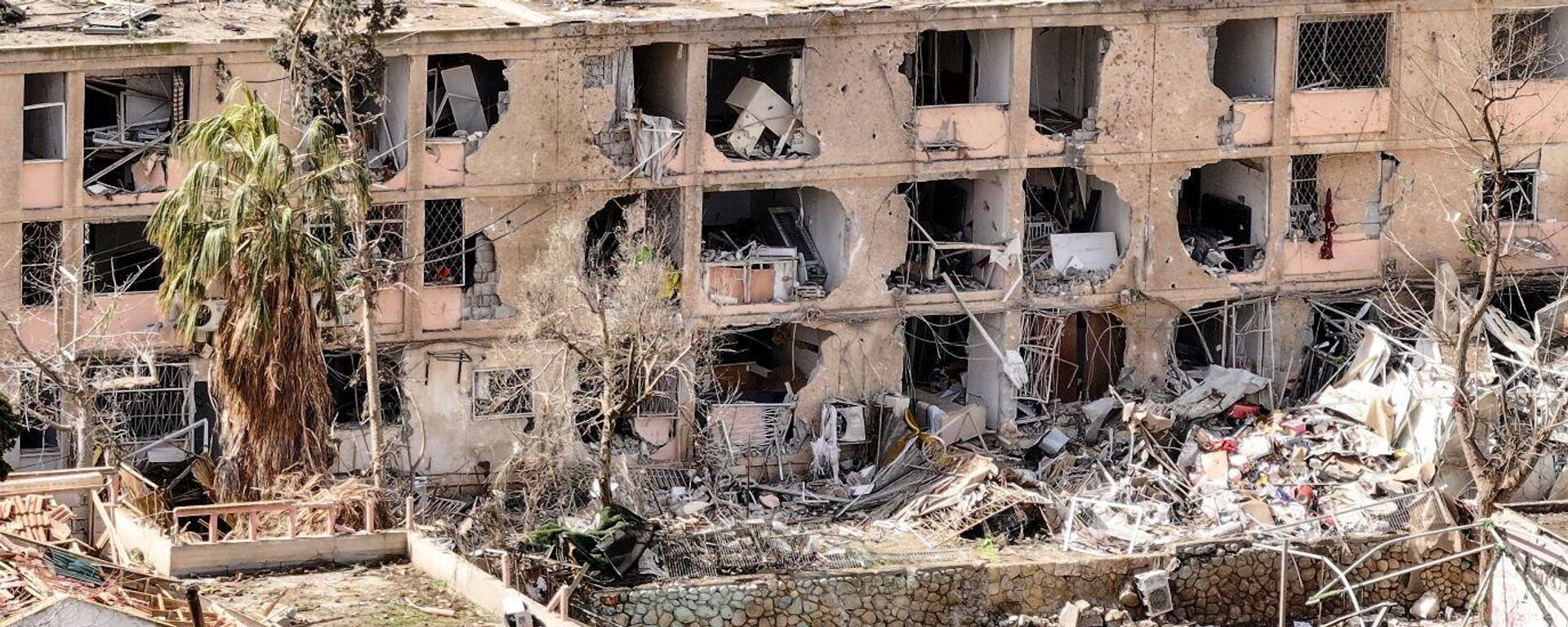 أضرار لحقت بحي سكني، في أعقاب ليلة من الهجمات الصاروخية الإيرانية التي أسفرت عن إصابة العشرات من الإسرائيليين، وسط الصراع الأمريكي الإسرائيلي مع إيران، في ديمونة، جنوب إسرائيل، 22 مارس/ آذار 2026 - سبوتنيك عربي, 1920, 22.03.2026