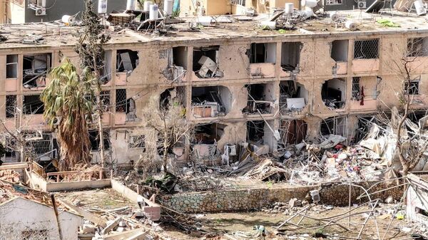 أضرار لحقت بحي سكني، في أعقاب ليلة من الهجمات الصاروخية الإيرانية التي أسفرت عن إصابة العشرات من الإسرائيليين، وسط الصراع الأمريكي الإسرائيلي مع إيران، في ديمونة، جنوب إسرائيل، 22 مارس/ آذار 2026 - سبوتنيك عربي