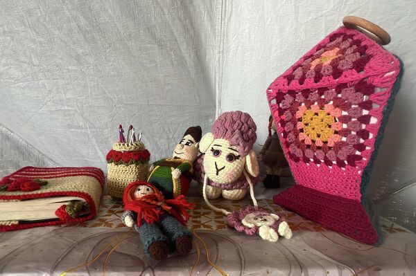 نازحة تصنع بإبرة وحلم دمى الكروشيه لأطفال غزة في العيد نازحة تصنع بإبرة وحلم دمى الكروشيه لأطفال غزة في العيد - سبوتنيك عربي