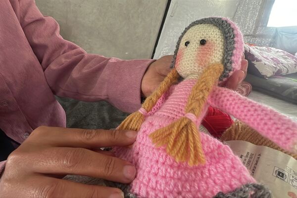 نازحة تصنع بإبرة وحلم دمى الكروشيه لأطفال غزة في العيد نازحة تصنع بإبرة وحلم دمى الكروشيه لأطفال غزة في العيد - سبوتنيك عربي