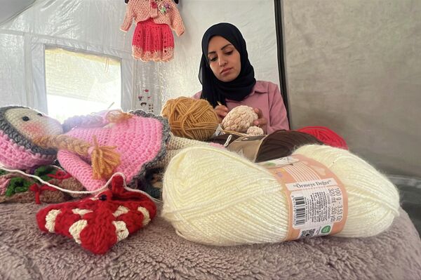 نازحة تصنع بإبرة وحلم دمى الكروشيه لأطفال غزة في العيد نازحة تصنع بإبرة وحلم دمى الكروشيه لأطفال غزة في العيد - سبوتنيك عربي