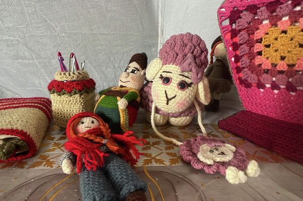 نازحة تصنع بإبرة وحلم دمى الكروشيه لأطفال غزة في العيد نازحة تصنع بإبرة وحلم دمى الكروشيه لأطفال غزة في العيد - سبوتنيك عربي