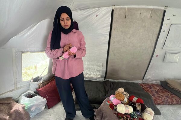 نازحة تصنع بإبرة وحلم دمى الكروشيه لأطفال غزة في العيد نازحة تصنع بإبرة وحلم دمى الكروشيه لأطفال غزة في العيد - سبوتنيك عربي