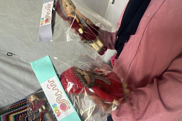 نازحة تصنع بإبرة وحلم دمى الكروشيه لأطفال غزة في العيد نازحة تصنع بإبرة وحلم دمى الكروشيه لأطفال غزة في العيد - سبوتنيك عربي