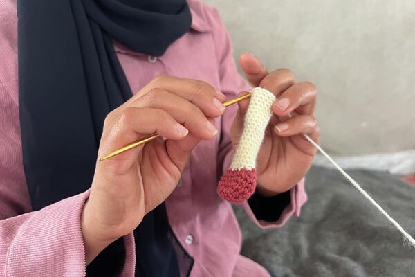 نازحة تصنع بإبرة وحلم دمى الكروشيه لأطفال غزة في العيد نازحة تصنع بإبرة وحلم دمى الكروشيه لأطفال غزة في العيد - سبوتنيك عربي