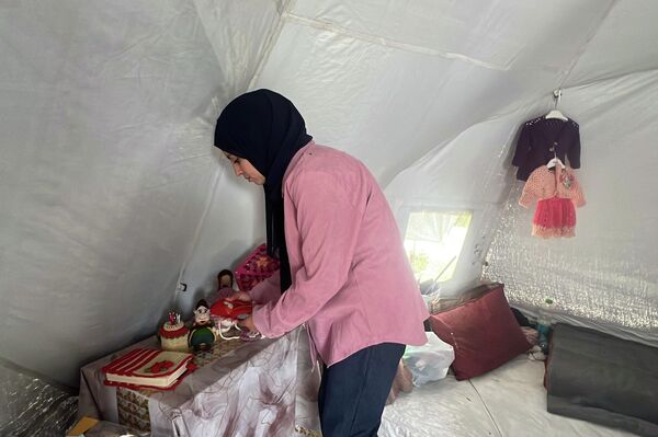 نازحة تصنع بإبرة وحلم دمى الكروشيه لأطفال غزة في العيد نازحة تصنع بإبرة وحلم دمى الكروشيه لأطفال غزة في العيد - سبوتنيك عربي