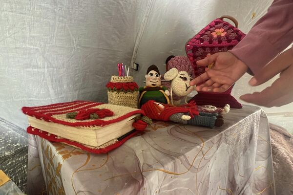 نازحة تصنع بإبرة وحلم دمى الكروشيه لأطفال غزة في العيد نازحة تصنع بإبرة وحلم دمى الكروشيه لأطفال غزة في العيد - سبوتنيك عربي