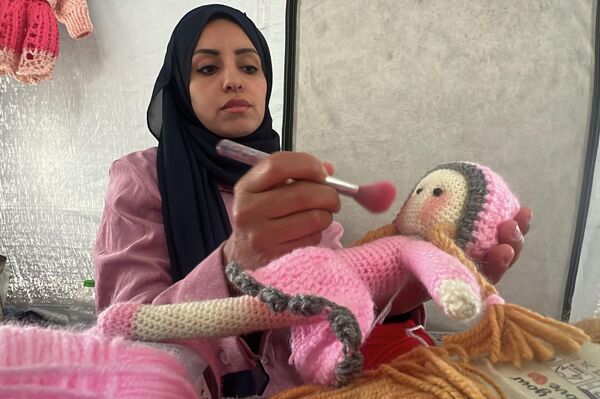 نازحة تصنع بإبرة وحلم دمى الكروشيه لأطفال غزة في العيد نازحة تصنع بإبرة وحلم دمى الكروشيه لأطفال غزة في العيد - سبوتنيك عربي