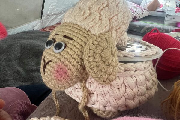 نازحة تصنع بإبرة وحلم دمى الكروشيه لأطفال غزة في العيد نازحة تصنع بإبرة وحلم دمى الكروشيه لأطفال غزة في العيد - سبوتنيك عربي