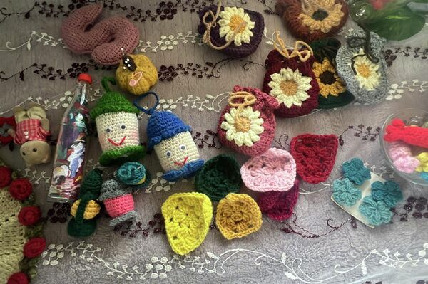 نازحة تصنع بإبرة وحلم دمى الكروشيه لأطفال غزة في العيد نازحة تصنع بإبرة وحلم دمى الكروشيه لأطفال غزة في العيد - سبوتنيك عربي