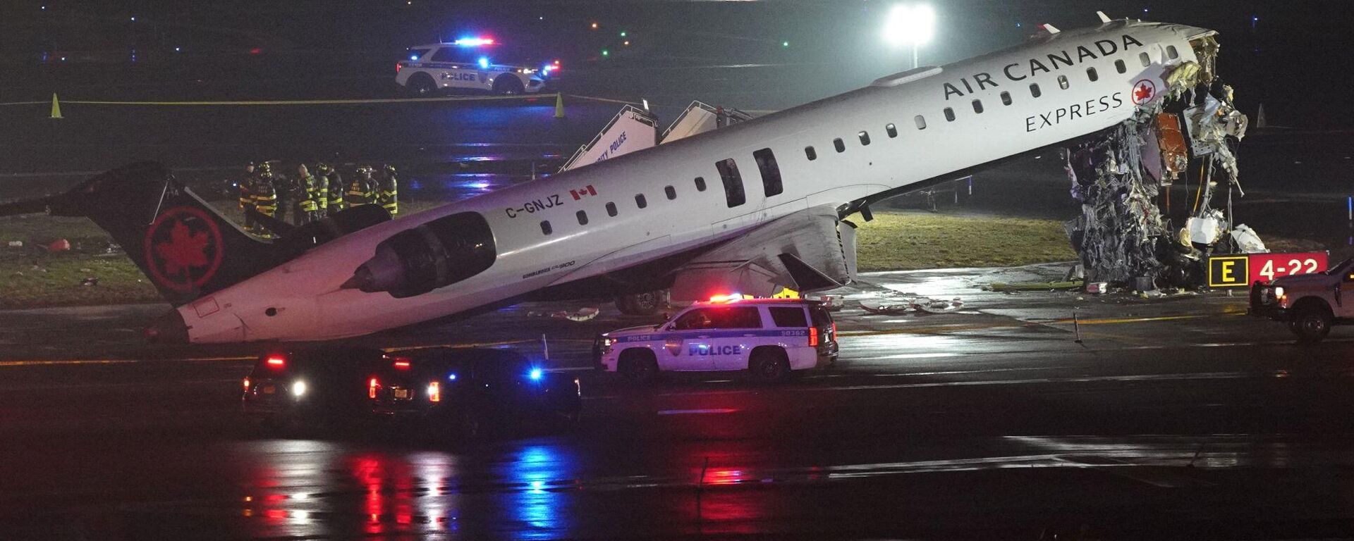 فرق الطوارئ تعمل حول طائرة تابعة لشركة طيران كندا إكسبريس اصطدمت بسيارة أرضية في مطار لاغوارديا في كوينز، نيويورك، الولايات المتحدة الأمريكية، 23 مارس/ آذار 2026 - سبوتنيك عربي, 1920, 20.04.2026