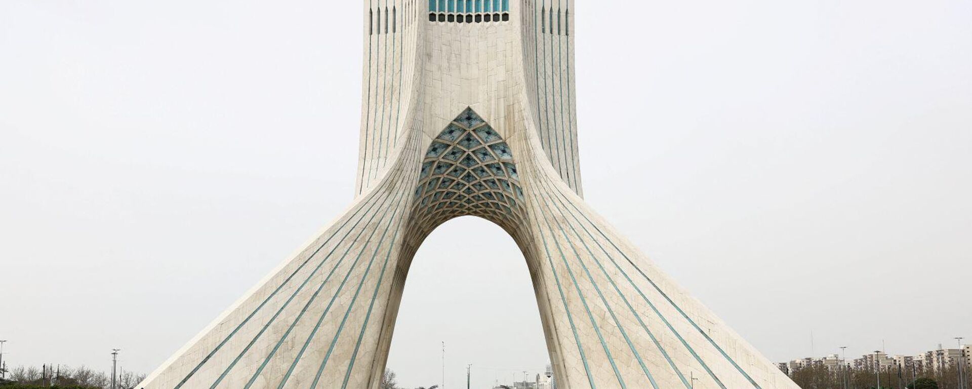 رجل يسير في ساحة آزادي، وسط الصراع الأمريكي الإسرائيلي مع إيران في طهران، إيران، 23 مارس/ آذار 2026 - سبوتنيك عربي, 1920, 24.03.2026