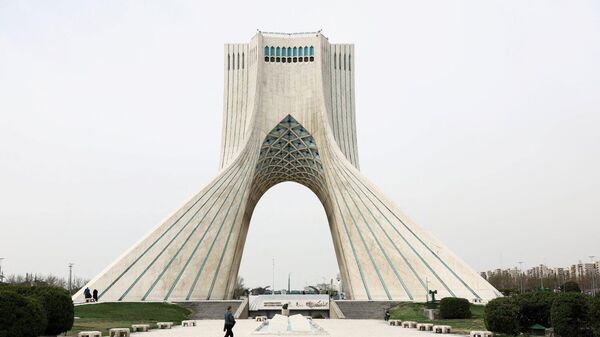 رجل يسير في ساحة آزادي، وسط الصراع الأمريكي الإسرائيلي مع إيران في طهران، إيران، 23 مارس/ آذار 2026 - سبوتنيك عربي