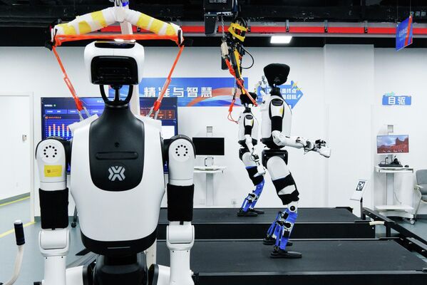 تظهر الصورة عمليات تجميع واختبار الروبوتات الشبيهة بالبشر في مدينة بكين، وذلك ضمن إطلاق أول منصة اختبار تجريبية للروبوتات تابعة لمركز بكين للابتكار في مجال الروبوتات البشرية (X-Humanoid) في العاصمة الصينية في مقاطعة ييتشوانغ الاقتصادية والتكنولوجية للتنمية في بكين. - سبوتنيك عربي