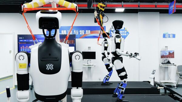Сборка и тестирование человекоподобных роботов в Пекине  - سبوتنيك عربي