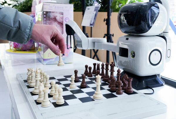 اختبار روبوت بشري في بكين أثناء ممارسته لعبة الشطرنج، وذلك ضمن إطلاق أول منصة اختبار تجريبية للروبوتات تابعة لمركز بكين للابتكار في مجال الروبوتات البشرية (X-Humanoid) في العاصمة الصينية في مقاطعة ييتشوانغ الاقتصادية والتكنولوجية للتنمية في بكين. - سبوتنيك عربي