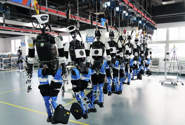 اختبار الروبوت البشري ثنائي القدمين تيانغونغ في بكين. - سبوتنيك عربي