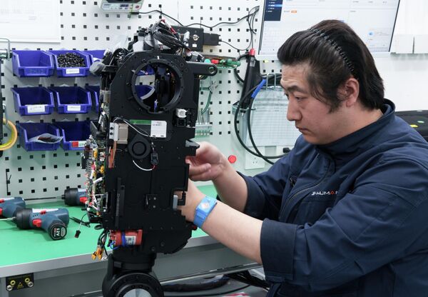 تجميع الروبوت البشري ذو العجلات تياني في بكين وذلك ضمن إطلاق أول منصة اختبار تجريبية للروبوتات تابعة لمركز بكين للابتكار في مجال الروبوتات البشرية (X-Humanoid) في العاصمة الصينية في مقاطعة ييتشوانغ الاقتصادية والتكنولوجية للتنمية في بكين. - سبوتنيك عربي